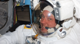 NASA宇宙飛行士のマイク・フィンク氏。STS-134ミッションで3回目の船外活動を開始する前、国際宇宙ステーション(ISS)の「クエスト」エアロック内で撮影された。(NASA.gov) NASA宇宙飛行士のマイク・フィンク氏。STS-134ミッションで3回目の船外活動を開始する前、国際宇宙ステーション(ISS)の「クエスト」エアロック内で撮影された。(NASA.gov)