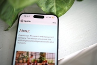 OpenAIは形式検証も視野に安全なコード生成を強化し、高度化するAIに備えて開発環境とサイバー防御を見直している。