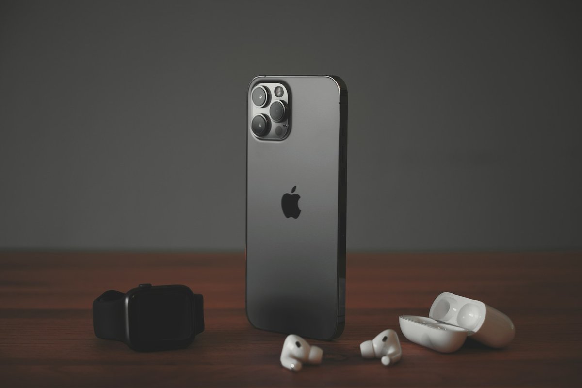 次期iPhone 18 Proでは12GBメモリや可変絞りカメラの採用が噂される一方、価格上昇や供給制約も予測されている。写真は旧世代のiPhone。Photo by Dennis Brendel on Unsplash