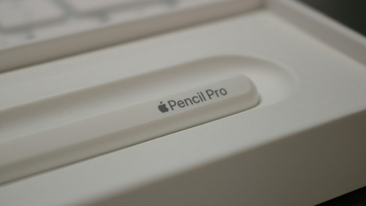 Appleが折りたたみiPhone向けPencilを試作したが、画面への跡や収納上の問題から発売の可能性は低いと報じられた。写真はiPad専用のスタイラスペン「Apple Pencil Pro」(Samuel Angor/unsplash.com)