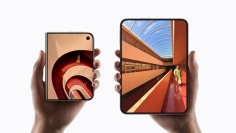 米アップルは、同社初の折りたたみ式スマートフォン「iPhone Duo」を発表した。左は5.4インチサイズとなる閉じた状態、右は7.6インチサイズとなる開いた状態（写真：アップルの発表資料より）
