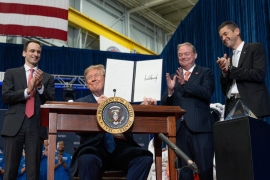 米国宇宙アカデミーに関する大統領令を提示するトランプ米大統領。右はNASA長官のJared Isaacman。2026年8月28日、ジョンソン宇宙センターで撮影。写真:NASA/John Kraus 米国宇宙アカデミーに関する大統領令を提示するトランプ米大統領。右はNASA長官のJared Isaacman。2026年8月28日、ジョンソン宇宙センターで撮影。写真:NASA/John Kraus