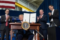 米国宇宙アカデミーに関する大統領令を提示するトランプ米大統領。右はNASA長官のJared Isaacman。2026年8月28日、ジョンソン宇宙センターで撮影。写真：NASA/John Kraus