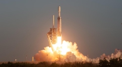 ナンシー・グレース・ローマン宇宙望遠鏡を搭載して打ち上げられるSpaceXのFalcon Heavy＝2026年8月30日（写真：NASA）