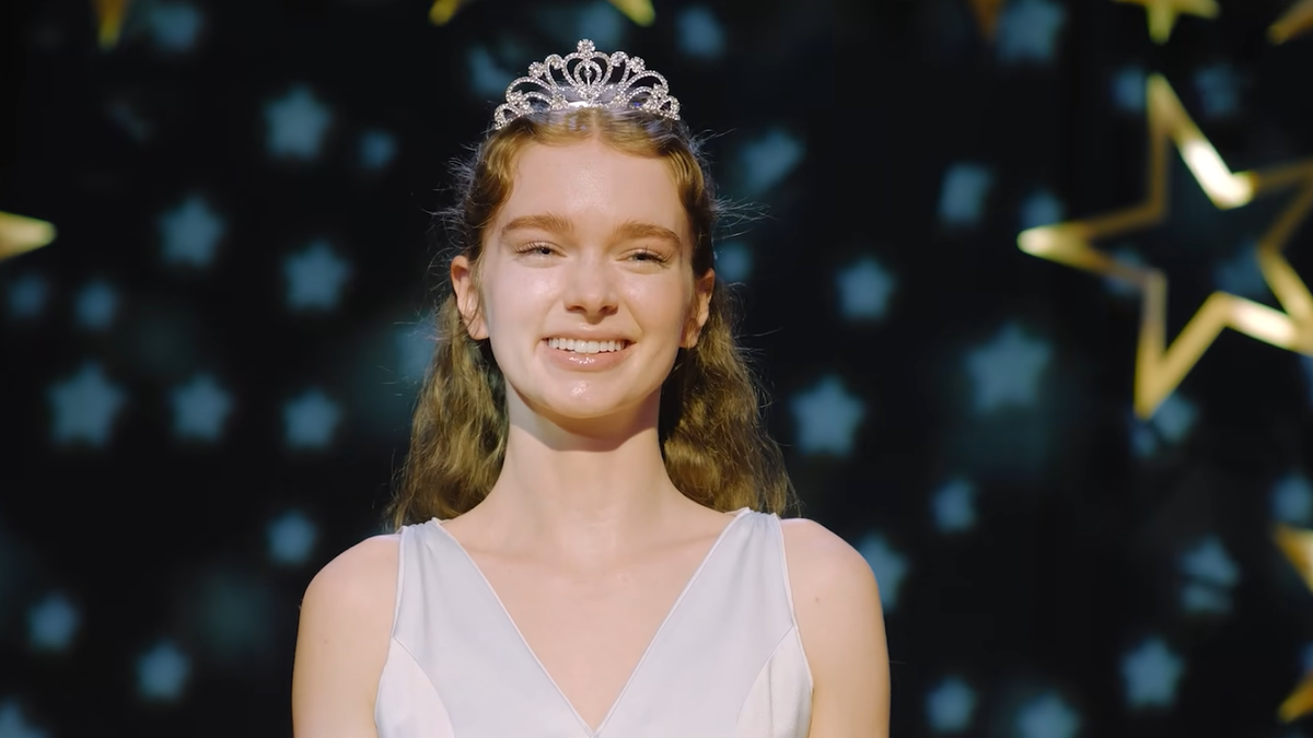 Summer H. Powell as Carrie (Primevideo.com)