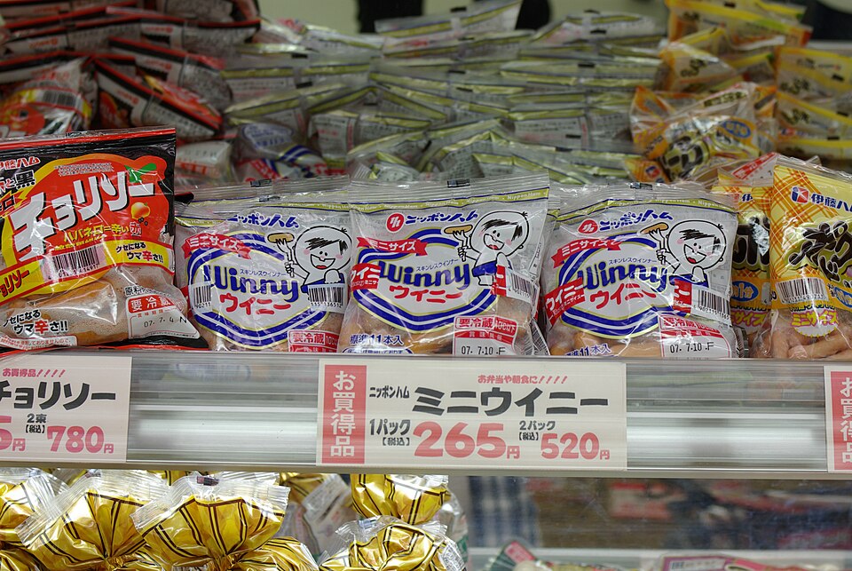 日本ハムの「ミニウイニー」（Jun OHWADA, CC BY 2.0 <https://creativecommons.org/licenses/by/2.0>, via Wikimedia Commons）