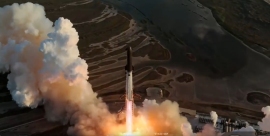 スペースXの大型宇宙船「Starship」は28日、14回目の試験飛行で初めて地球周回軌道に到達し、次世代通信衛星「Starlink V3」26基を投入した。（写真：同社の公開映像のキャプチャ）