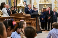 子ども向け投資口座「Trump Accounts」の開始イベントで、ニューヨーク証券取引所（NYSE）とNasdaqのオープニングベルを鳴らすトランプ米大統領。2026年7月6日、ホワイトハウスの大統領執務室で撮影（Official White House Photo by Joyce N. Boghosian）