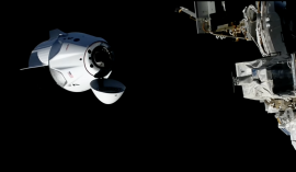 国際宇宙ステーション(ISS)へのドッキングに向け接近する、Crew-13のクルードラゴン宇宙船「Grace」。4人を乗せた宇宙船は2026年10月1日、打ち上げから7時間55分でISSに到着した。(写真: NASA+) 国際宇宙ステーション(ISS)へのドッキングに向け接近する、Crew-13のクルードラゴン宇宙船「Grace」。4人を乗せた宇宙船は2026年10月1日、打ち上げから7時間55分でISSに到着した。(写真: NASA+)
