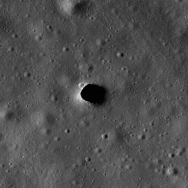 NASAの月周回探査機LROが撮影した、月のマリウス丘にある縦穴。NASAが選定した月面科学ペイロードGIMLIは、この縦穴周辺を地表から調査し、地下に溶岩チューブが延びているかなどを探る計画だ。Credit: NASA/GSFC/Arizona State University NASAの月周回探査機LROが撮影した、月のマリウス丘にある縦穴。NASAが選定した月面科学ペイロードGIMLIは、この縦穴周辺を地表から調査し、地下に溶岩チューブが延びているかなどを探る計画だ。Credit: NASA/GSFC/Arizona State University