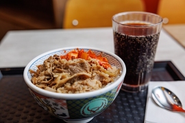 吉野家HD、ゼンショーHD、松屋フーズHDの牛丼3社について、最低投資額や業績、配当、株主優待を確認する。(写真:Dinkun Chen, CC BY-SA 4.0 <https://creativecommons.org/licenses/by-sa/4.0>, via Wikimedia Commons) 吉野家HD、ゼンショーHD、松屋フーズHDの牛丼3社について、最低投資額や業績、配当、株主優待を確認する。(写真:Dinkun Chen, CC BY-SA 4.0 <https://creativecommons.org/licenses/by-sa/4.0>, via Wikimedia Commons)