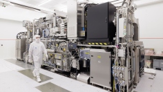 ASMLのEUV露光装置「NXE:3800E」。AI向け半導体需要の拡大を背景に、同社の先端半導体製造装置への需要が強まっている（写真：ASML）