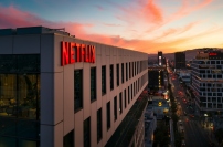 米動画配信大手Netflixは、世界の従業員の約6%に当たる約1000人を削減すると明らかにした。Photo by Venti Views on Unsplash