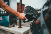 米国でガソリン価格が大幅に上昇し、家計の燃料負担が増している。Photo by Erik Mclean on Unsplash