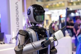 Intel Core Ultraシリーズ3を利用したロボティクスのデモ。IntelはCPU、GPU、NPUを統合したプロセッサーと「Robotics AI Suite」「OpenVINO Physical AI」などを組み合わせ、制御とAI推論を一つの基盤で処理する構成を提案している。写真はComputex 2026での展示。(画像提供: Intel Corporation) Intel Core Ultraシリーズ3を利用したロボティクスのデモ。IntelはCPU、GPU、NPUを統合したプロセッサーと「Robotics AI Suite」「OpenVINO Physical AI」などを組み合わせ、制御とAI推論を一つの基盤で処理する構成を提案している。写真はComputex 2026での展示。(画像提供: Intel Corporation)