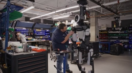 人型ロボット「Atlas」の試作・組み立て現場。Boston Dynamicsは現在約1日かかる1台の組み立てを、2027年には約1時間まで短縮することを目指している(画像:Boston Dynamics / YouTube) 人型ロボット「Atlas」の試作・組み立て現場。Boston Dynamicsは現在約1日かかる1台の組み立てを、2027年には約1時間まで短縮することを目指している(画像:Boston Dynamics / YouTube)