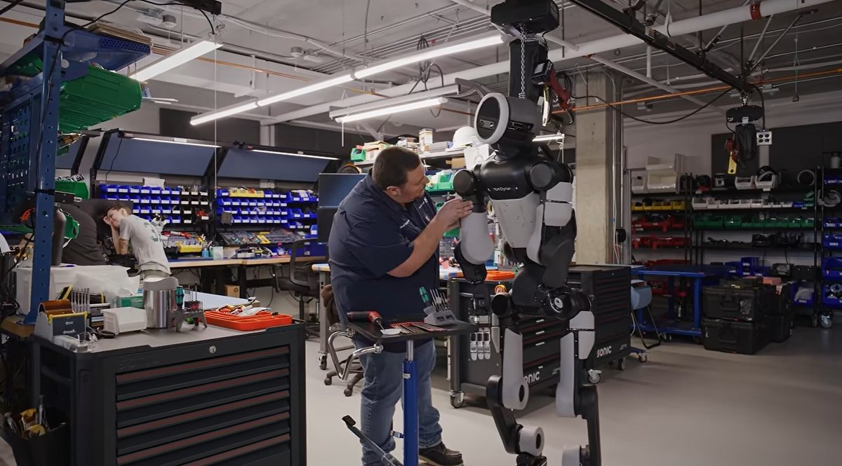 人型ロボット「Atlas」の試作・組み立て現場。Boston Dynamicsは現在約1日かかる1台の組み立てを、2027年には約1時間まで短縮することを目指している（画像：Boston Dynamics / YouTube）