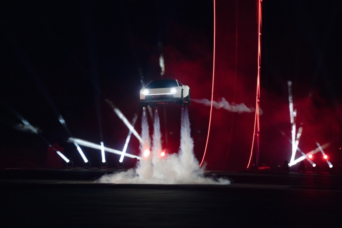 テスラの電気スポーツカー「Roadster」。SpaceXの技術を取り入れた新型モデルの生産開始は2028年を予定している（提供元：Tesla, Inc.）