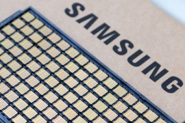 Samsung Electronicsが2026年2月に量産・出荷を開始した高帯域幅メモリ「HBM4」。NVIDIA向けに開発するカスタムHBMでは、ベースダイにTSMCの3nmプロセスを採用すると報じられた。(写真:Samsung Electronics提供) Samsung Electronicsが2026年2月に量産・出荷を開始した高帯域幅メモリ「HBM4」。NVIDIA向けに開発するカスタムHBMでは、ベースダイにTSMCの3nmプロセスを採用すると報じられた。(写真:Samsung Electronics提供)