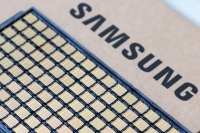 Samsung Electronicsが2026年2月に量産・出荷を開始した高帯域幅メモリ「HBM4」。NVIDIA向けに開発するカスタムHBMでは、ベースダイにTSMCの3nmプロセスを採用すると報じられた。（写真：Samsung Electronics提供）