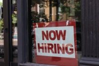米国の求人300万件超を対象とした分析で、年収を明示した求人の提示額の中央値が10万7450ドル（約1700万円）となった。（Photo by Nathan Sack on Unsplash）
