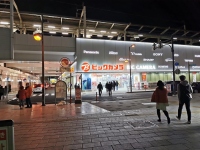 2026年8月期の期末配当を5円増配するビックカメラ（3048）と、ヤマダホールディングス（HD、9831）、エディオン（2730）、ケーズHD（8282）を合わせて家電量販4社の配当・優待を比較する。（写真：SHIZUOKACITYperson, CC BY-SA 4.0 , via Wikimedia Commons）
