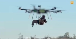 大型ドローン「Heavy Shot Ayudag-6」で前線から搬送されるウクライナ軍の負傷兵。2026年10月19日公開の映像より（出典：Gurzuf Defence／映像から切り出し）