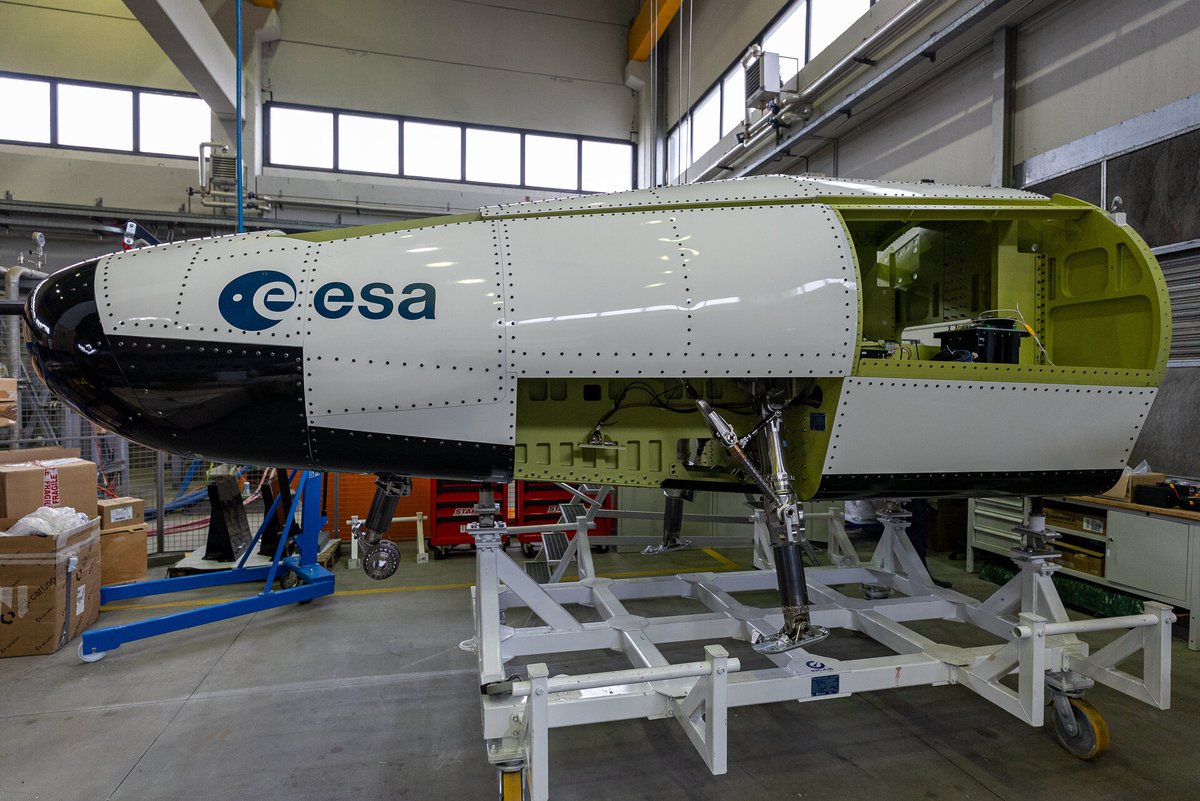 イタリア・カプアのイタリア航空宇宙研究センター（CIRA）に置かれた、再利用型無人宇宙船「Space Rider」の実物大投下試験モデル。2026年4月公開（写真：©ESA）