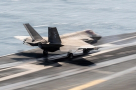 米空母ジョージ・ワシントンから発艦するF35C戦闘機。米第5艦隊の作戦海域で2026年9月19日撮影。(写真:U.S. Navy) 米空母ジョージ・ワシントンから発艦するF35C戦闘機。米第5艦隊の作戦海域で2026年9月19日撮影。(写真:U.S. Navy)