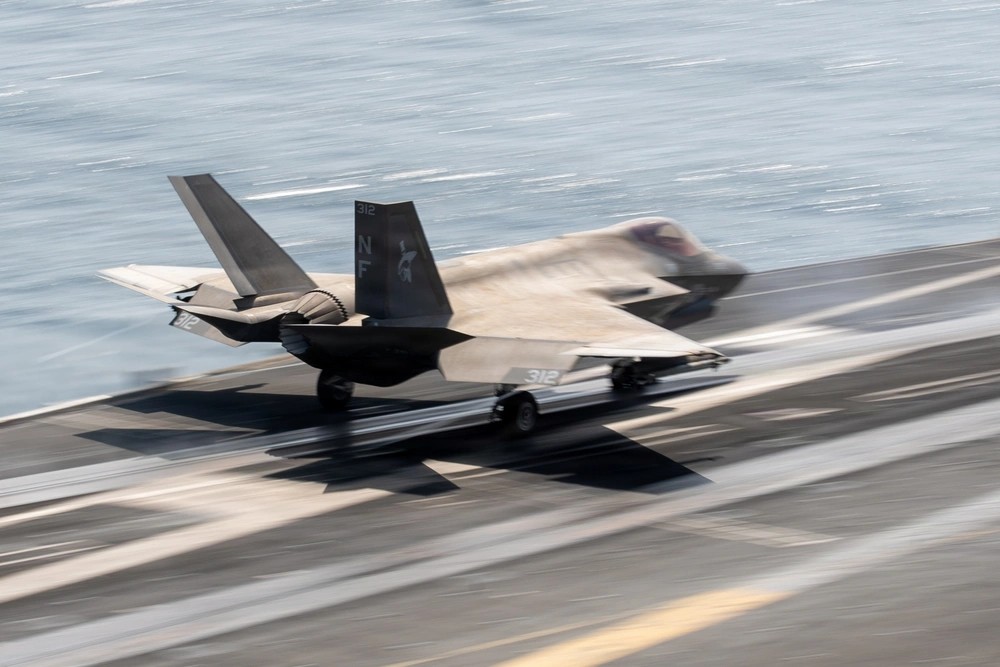 米空母ジョージ・ワシントンから発艦するF35C戦闘機。米第5艦隊の作戦海域で2026年9月19日撮影。（写真：U.S. Navy）