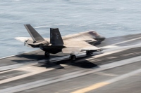 米空母ジョージ・ワシントンから発艦するF35C戦闘機。米第5艦隊の作戦海域で2026年9月19日撮影。（写真：U.S. Navy）