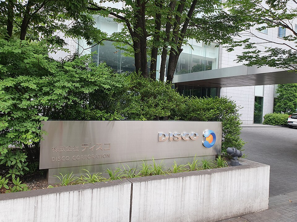 半導体ウエハーの切断・研削装置で競合するディスコと東京精密の収益力や最低投資額、株主還元を比較する。（写真：Syced, CC0, via Wikimedia Commons）
