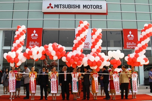 三菱自動車、ラオスでディーラー開所式