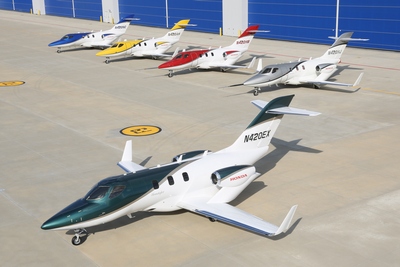 ホンダ、新色塗装の「HondaJet」量産1号機を初公開