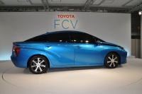 トヨタ、新型セダンタイプの燃料電池自動車を公開