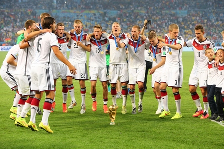 サッカーW杯：ドイツ優勝、延長戦でアルゼンチン下す