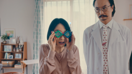 ウルトラハードクリーナー サニプロテクト 見えーるメガネ」篇 左:ピカリ 雅美(母) 右:エビデンス博士 ウルトラハードクリーナー サニプロテクト 見えーるメガネ」篇 左:ピカリ 雅美(母) 右:エビデンス博士