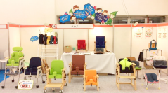 「子どもの福祉用具展 キッズフェスタ2021」と初のオンライン開催に小児向け座位保持装置を出展