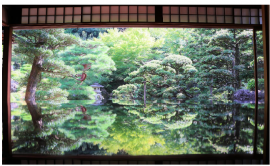 旧邸御室の大広間から眺める庭園。テーブルに写り込んだ木々の緑(2020年撮影) 旧邸御室の大広間から眺める庭園。テーブルに写り込んだ木々の緑(2020年撮影)