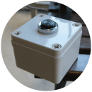 ベンチの両脇には 謎のスイッチが…