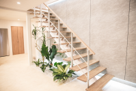 セブン工業、TBS日曜劇場「マイファミリー」へ美術協力　木製スケルトン階段・手摺ユニットがドラマに採用！