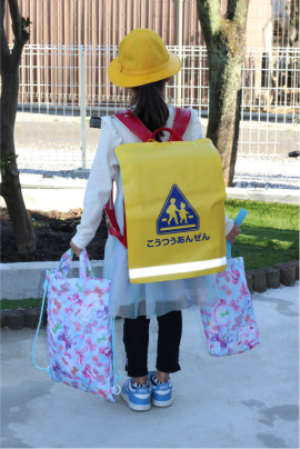 両手に手荷物写真 両手に手荷物写真