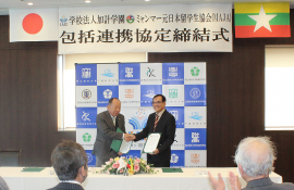 協定書に署名し、握手を交わす加計理事長(左)とミョー・キン会長 協定書に署名し、握手を交わす加計理事長(左)とミョー・キン会長