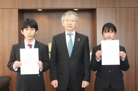 学長表彰を受けた箱崎さん(左)と福田さん(右)。中央は平野学長 学長表彰を受けた箱崎さん(左)と福田さん(右)。中央は平野学長
