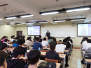 外部講師として登壇する様子 外部講師として登壇する様子