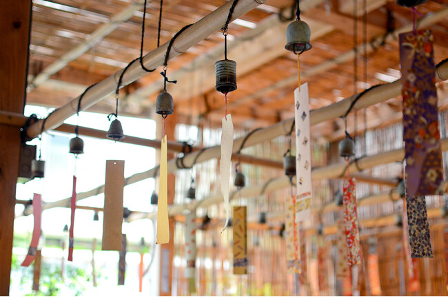 2023年も箱根の旅人に癒しの音色をお届け、小田原風鈴200個を飾り付けた、牛なべ 右近「箱根風鈴まつり」を開催