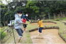『リレー水田』を体験する高校生たち 『リレー水田』を体験する高校生たち