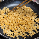 大豆香るこだわりのお揚げを焼き上げてカリカリに! 大豆香るこだわりのお揚げを焼き上げてカリカリに!