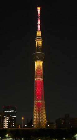 東京スカイツリー(R)では隅田川花火大会に合わせて特別ライティング点灯、レーザーマッピング演出を実施