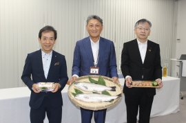 成長したベニザケ、刺身、寿司を手にする(左から)澁谷社長、伊藤社長、平野学長=福島市の「いちい」本社で7月20日 成長したベニザケ、刺身、寿司を手にする(左から)澁谷社長、伊藤社長、平野学長=福島市の「いちい」本社で7月20日